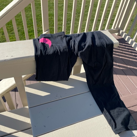 Nike leggings with a pink swish - Picture 2 of 4